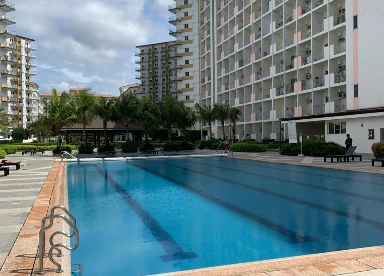 Aparthotel Peacetime Condo Field Residences Bldg 6 U1006B Manila
